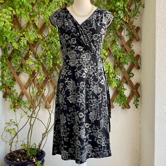 Ann Taylor LOFT Sleeveless Wrap Dress Black Ivory 4 PETITE - Picture 1 of 10
